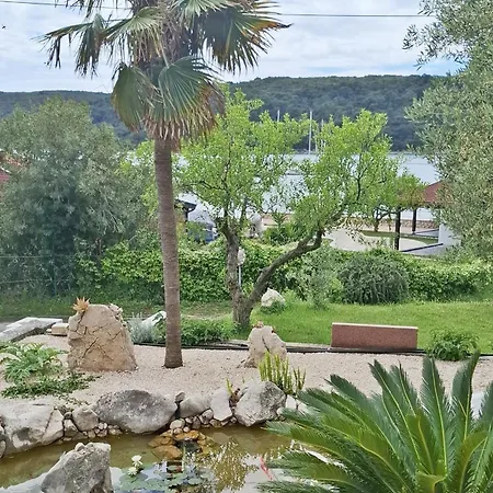 Seafront Family - Sunny Rab Island Apartment