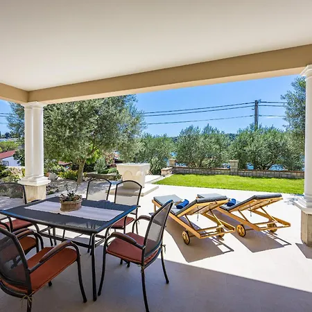 Seafront Family - Sunny Rab Island Daire