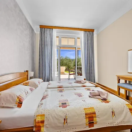 Seafront Family - Sunny Rab Island Daire